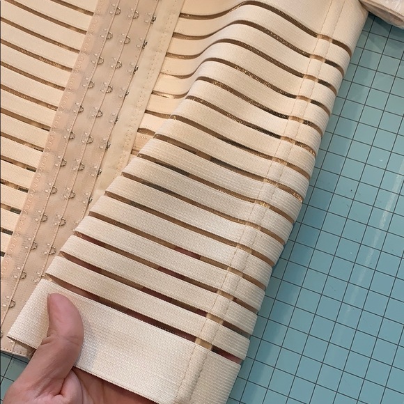 Nude Corset - Picture 4 of 6